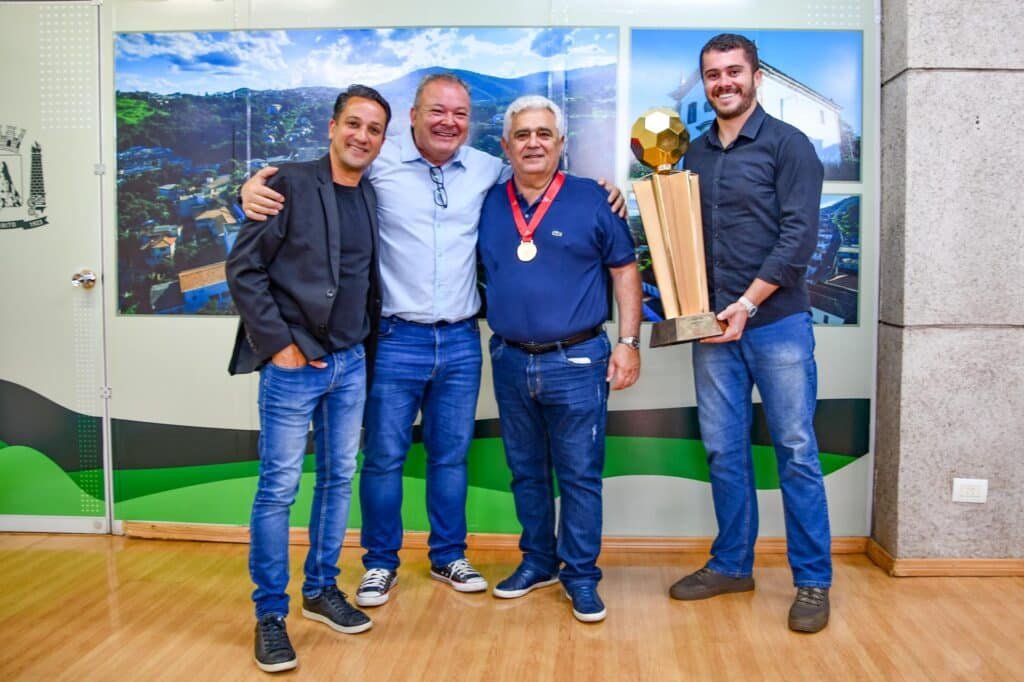 Em entrevista de 2024 sobre o Itabirito FC, ex-prefeito Orlando Caldeira projetava estádio, identidade com a cidade e o desenvolvimento econômico Orlando Caldeira e representantes do Itabirito FC